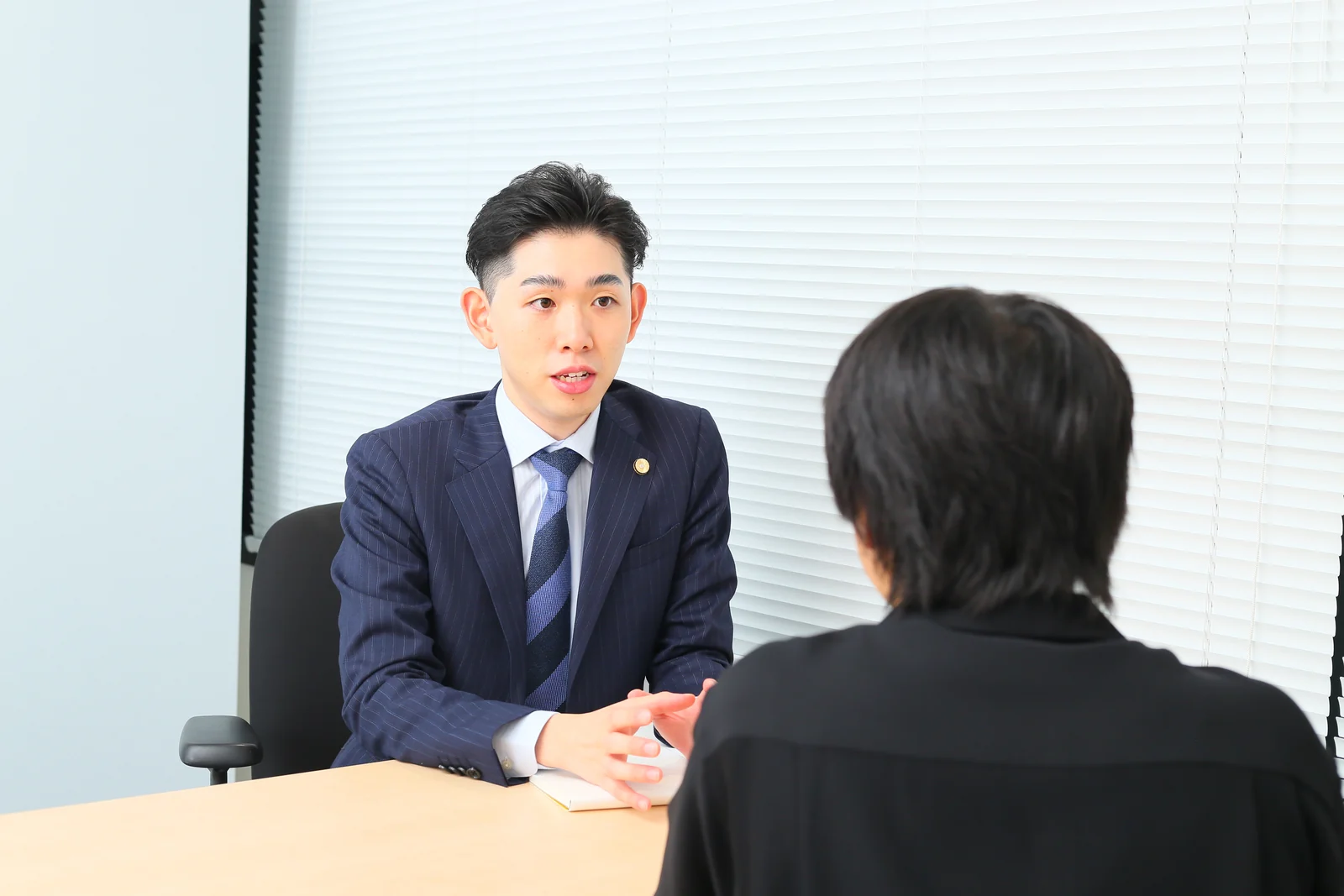 弁護士 柳澤俊貴が相談者と打ち合わせている様子